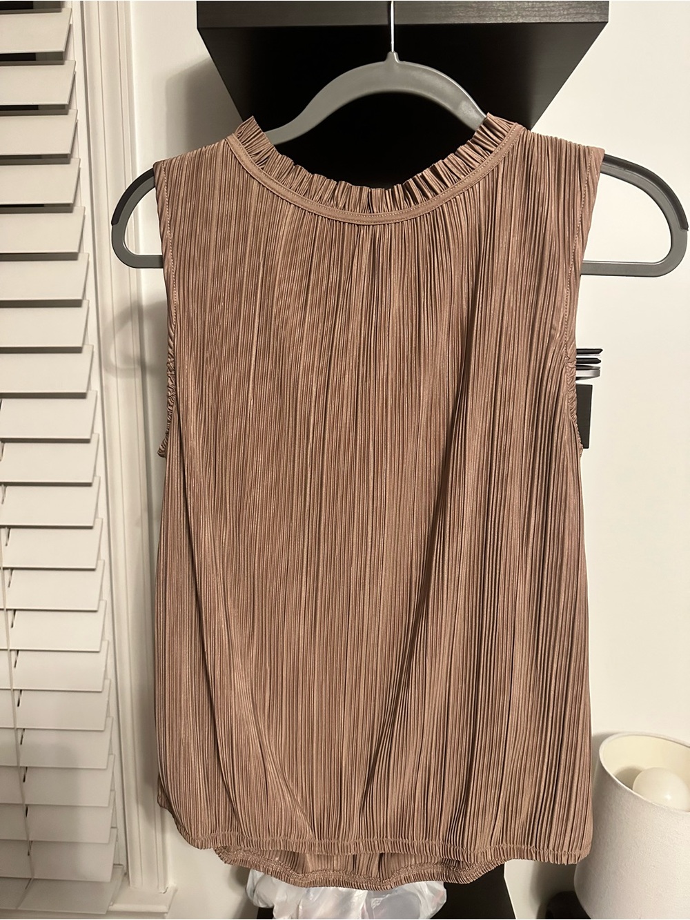 Evereve Pleated Sleeveless Tank in Taupe